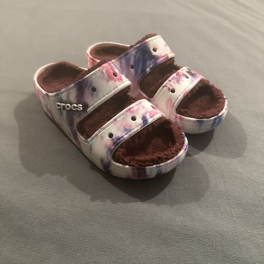 Crocs Classic Cozzzy Sandals Womens 8 Slides Faux Fur Fuzzy Slip On Tye Dye